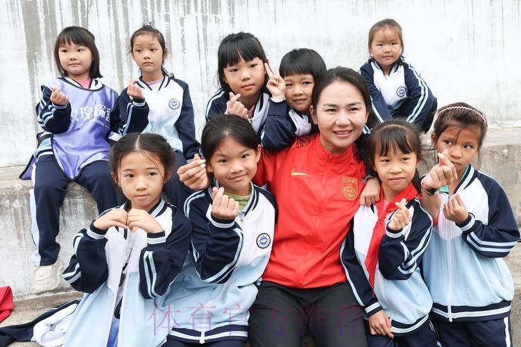 第九座玫瑰梦想球场落成 中国女足探营系列公益活动持续进行 第九座玫瑰梦想球场落成 中国女足探营系列公益活动持续进行